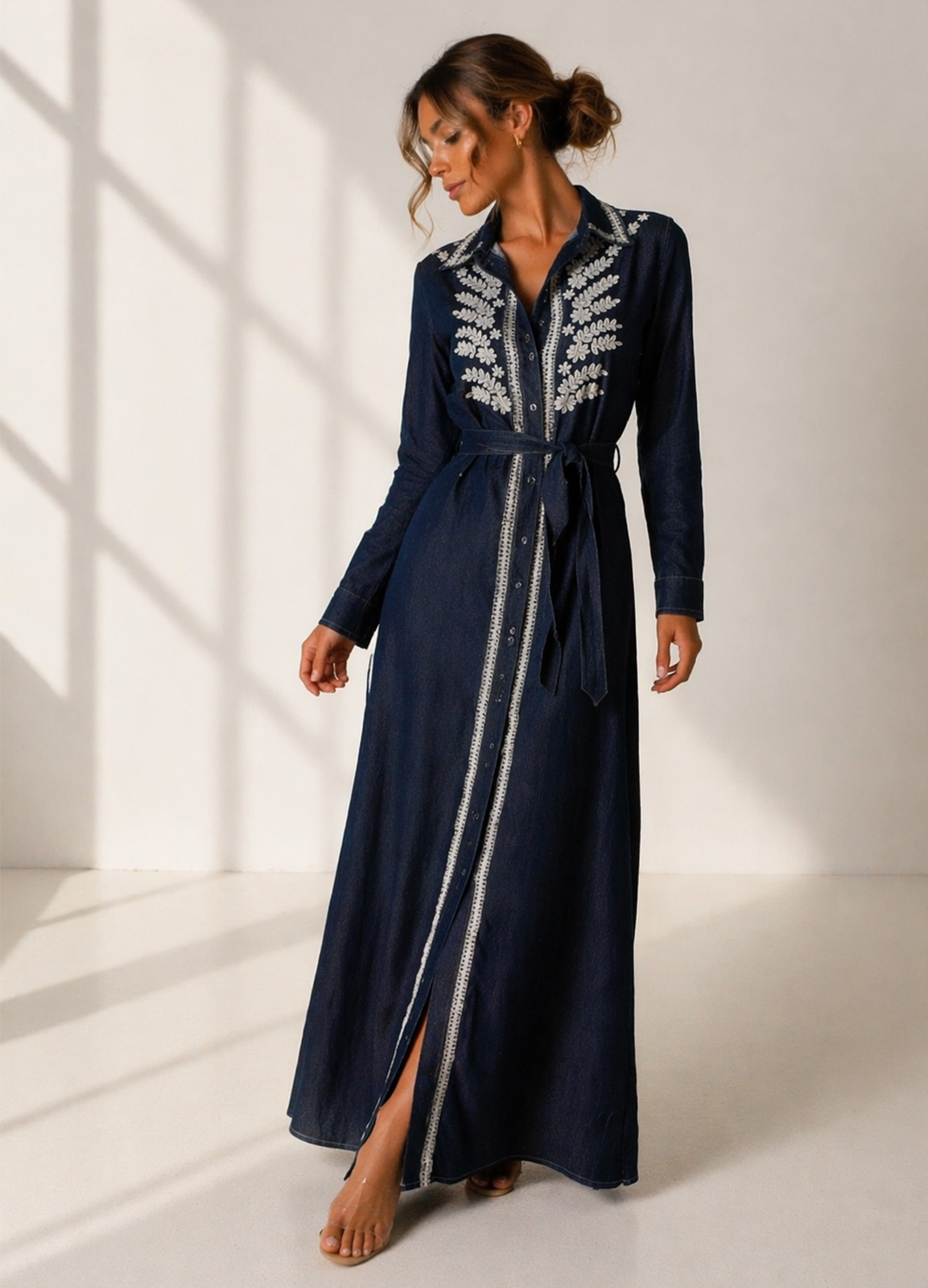 Jean φόρεμα με κέντημα & ζώνη