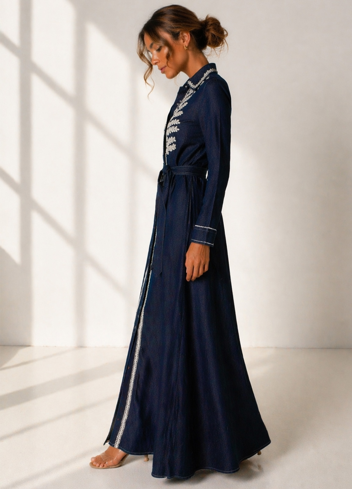 Jean φόρεμα με κέντημα & ζώνη