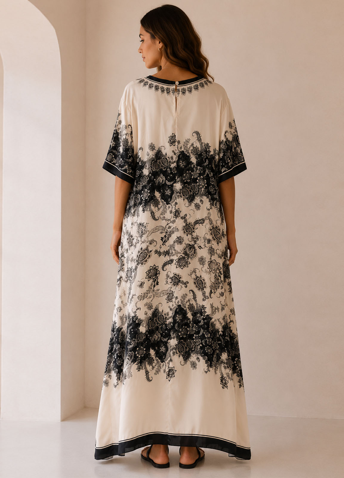 Maxi Satin Oversized Φόρεμα με Baroque Print σε Εκρού & Μαύρο