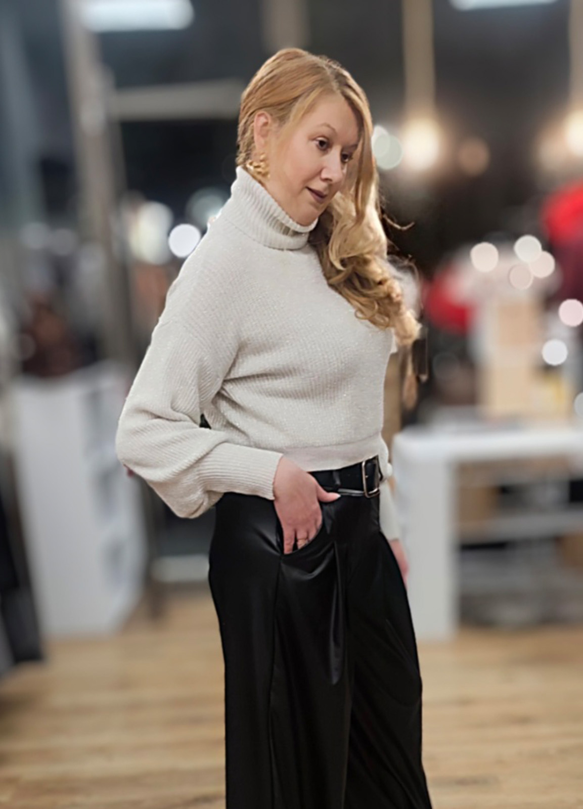 Πλεκτή Crop Μπλούζα Ζιβάγκο με Φαρδύ Μανίκι – Off White με Ασημί Lurex